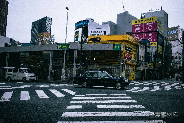 高清摄影 一个城市的十字路口，背景中有车辆和建筑物。