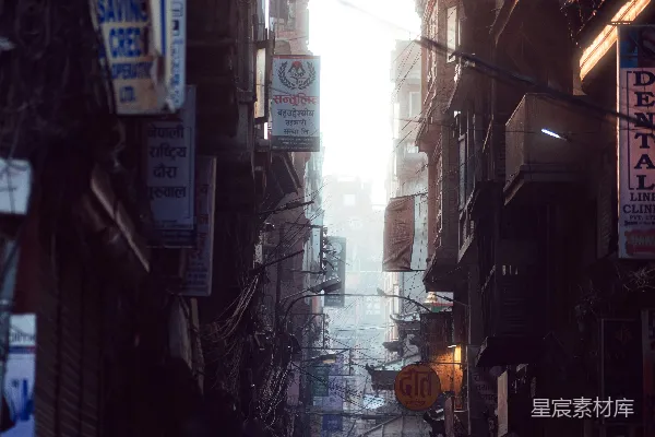 高清摄影 一条狭窄的城市街道，人们在上面行走。