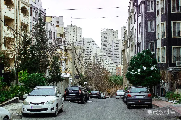 高清摄影 一条街道上停满了车，旁边是高楼大厦。