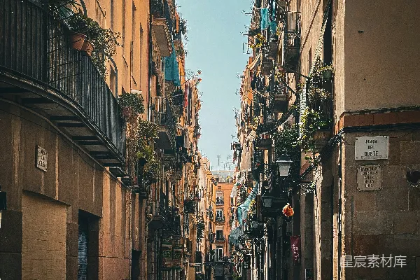 高清摄影 一条狭窄的城市街道，两旁是高楼大厦。
