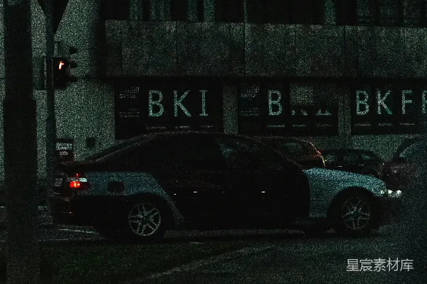 白天停在建筑前面的车
