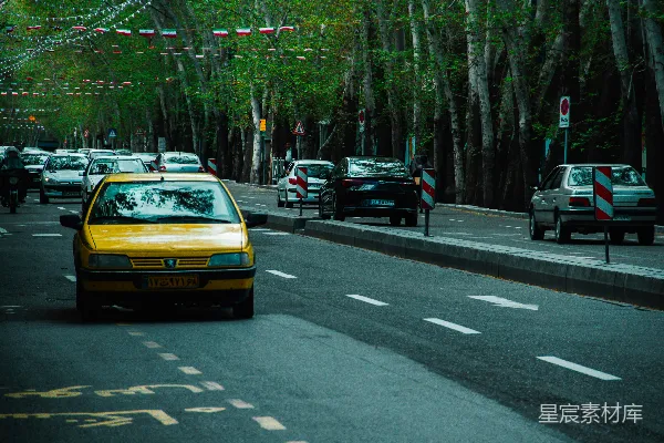 高清摄影 路上的黄色汽车