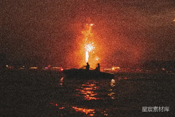 夕阳下两人乘船的剪影