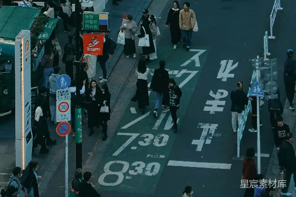 高清摄影 一群人横穿马路。