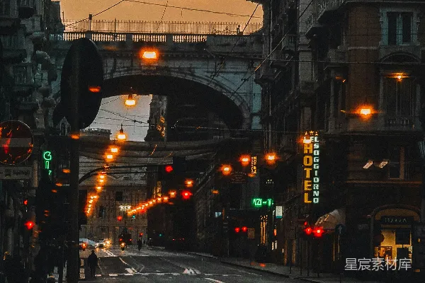 高清摄影 夜间建筑物之间的道路上的车辆