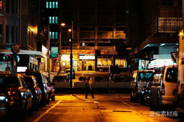 高清摄影 夜晚的城市街道，路边停着汽车。