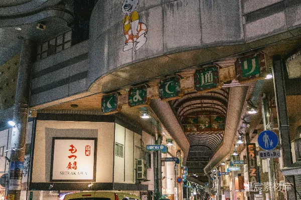高清摄影 一辆黄色的面包车停在一座建筑前。