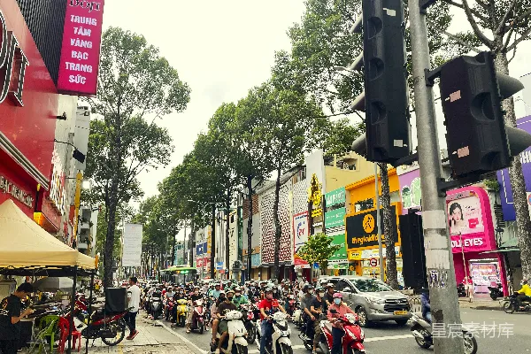 高清摄影 一群人骑着摩托车沿着街道行驶。