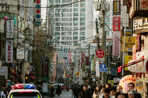 高清摄影 一辆警车在繁忙的城市街道上行驶