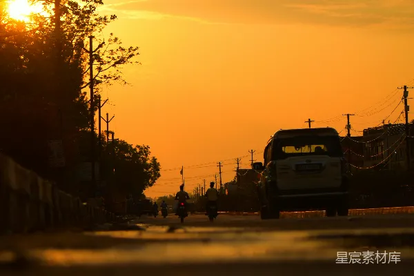 高清摄影 夕阳下道路上汽车的剪影