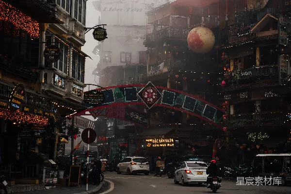 高清摄影 一条繁忙的街道，两旁是高楼大厦。