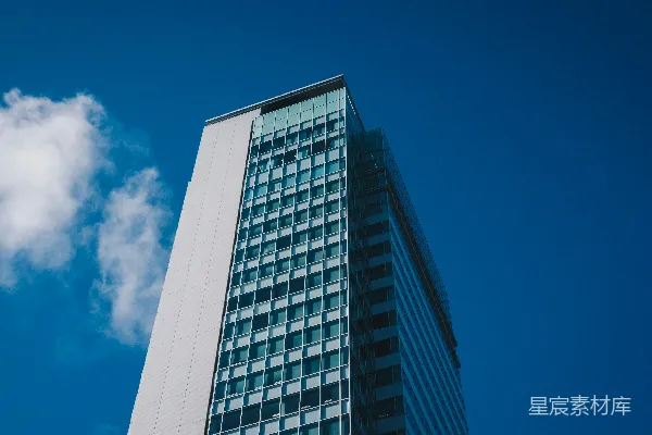 白天白黑相间的混凝土建筑在蓝天下