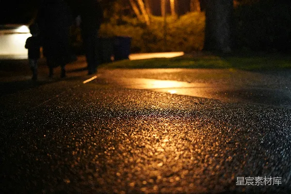 高清摄影 一个人在晚上沿着街道行走。