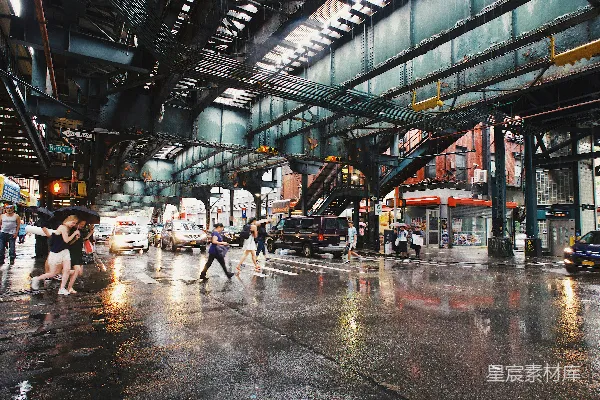 一群人在雨中穿越街道