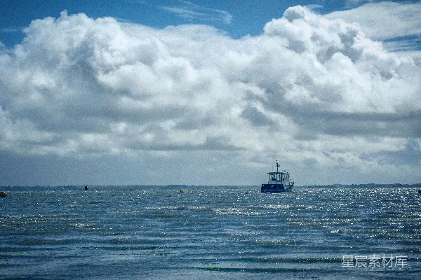 漂浮在大水面的一叶小舟