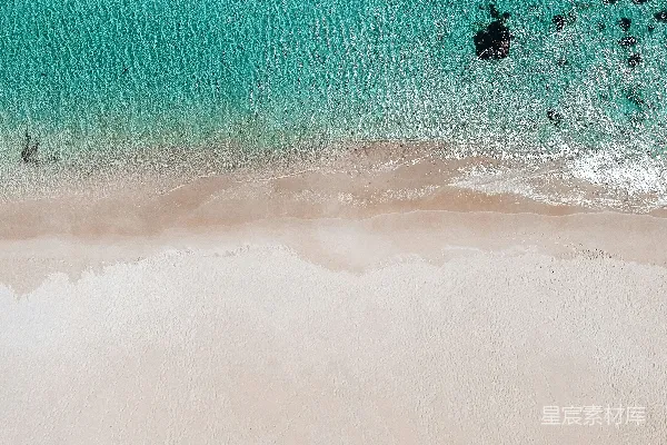 白天的海滩俯视图