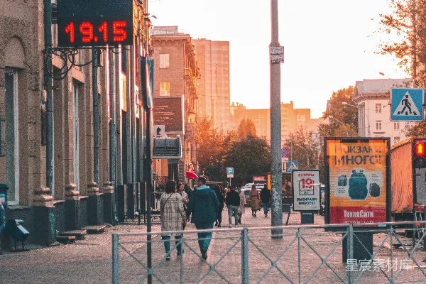 高清摄影 一条城市街道，人们在人行道上行走。