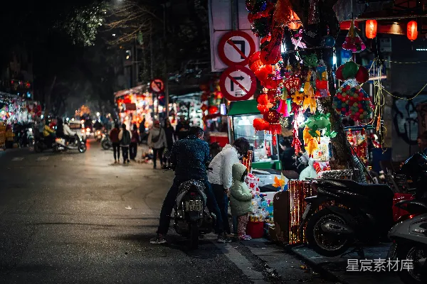 高清摄影 一群人在夜晚站在一家商店前面。