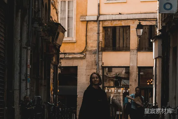 高清摄影 一个人在街上行走