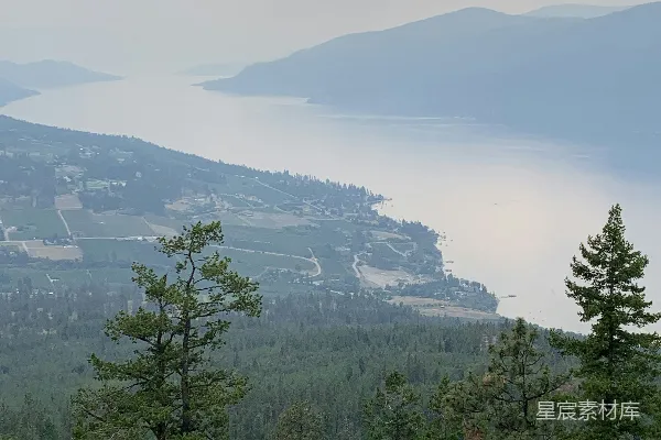 远处有一山景，湖水相映。
