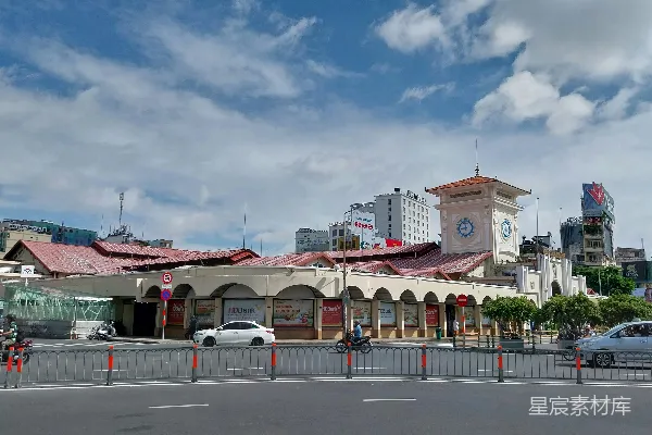 城市街道上有汽车、摩托车和建筑物