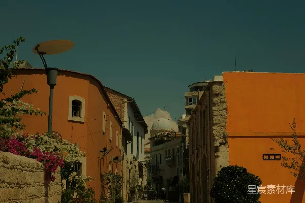 高清摄影 一条空旷的街道，旁边有一栋黄色的建筑和一个飞盘。