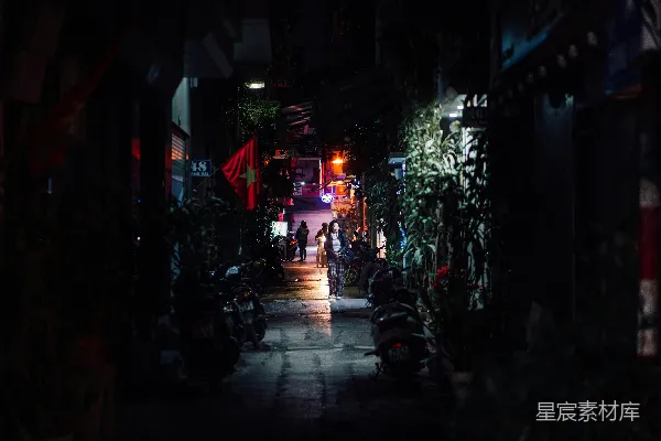 高清摄影 夜晚的黑暗小巷，街道一侧停着摩托车。