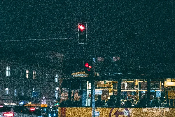 城市街道上夜间一辆黄红相间的有轨电车