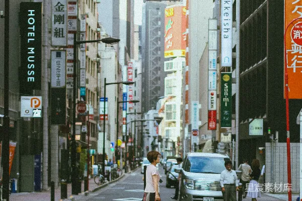 高清摄影 身穿红裙的女子在白天的人行道上行走。
