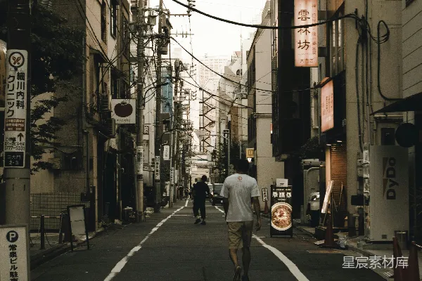 高清摄影 一个男人在高楼大厦旁边沿着街道滑滑板。