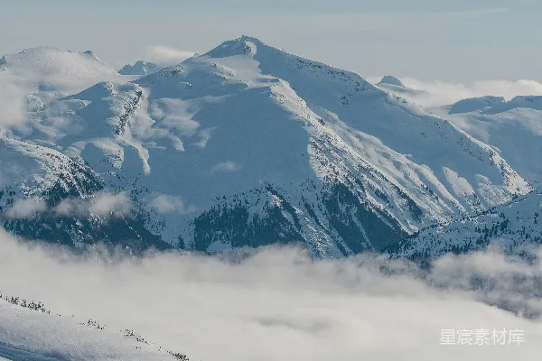 一幅雪覆盖的山景图