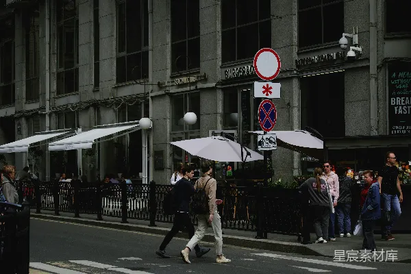 高清摄影 人们在人行道上行走