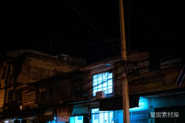高清摄影 人们在夜间走在街上