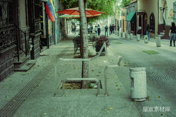 高清摄影 一条城市街道，人们在街上行走。
