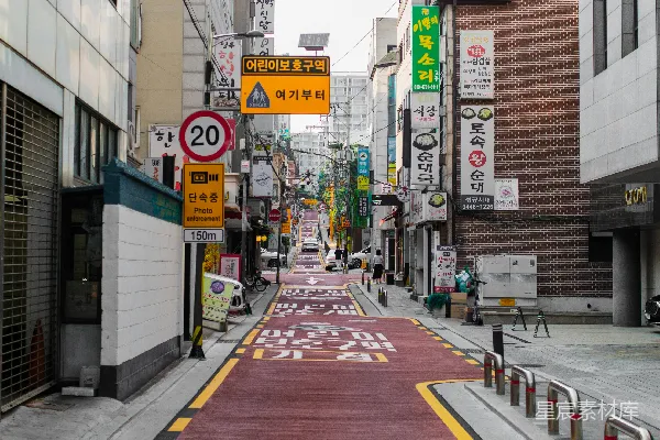高清摄影 一条画有白色箭头的街道