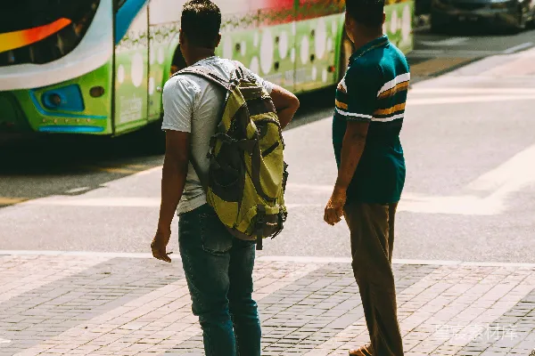 几个男人站在路边，面对面地站着。
