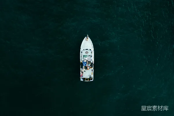 一艘白色的船漂浮在一大片水面上
