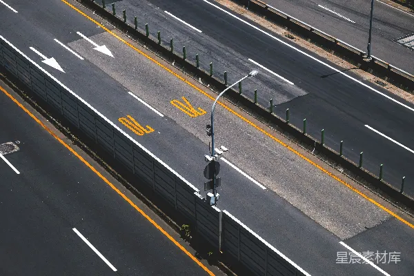高清摄影 灰色的柏油马路和街灯