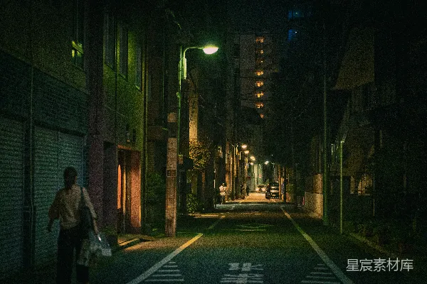 高清摄影 一个人走在街上