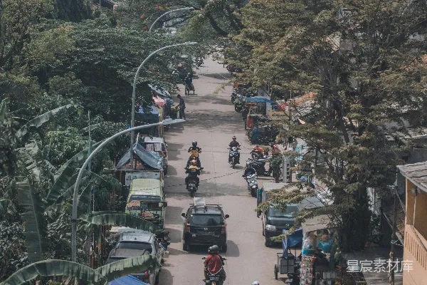高清摄影 一群人骑着摩托车沿着街道行驶