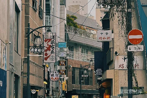 高清摄影 人们在一条狭窄的街道上行走，街道两旁是店铺。
