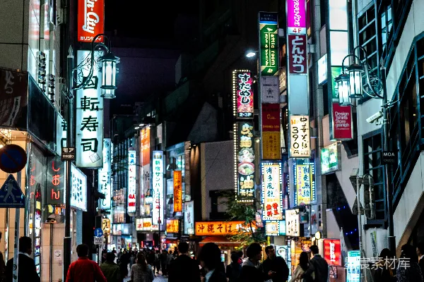 高清摄影 夜晚的繁华城市街道，人们在四处走动。