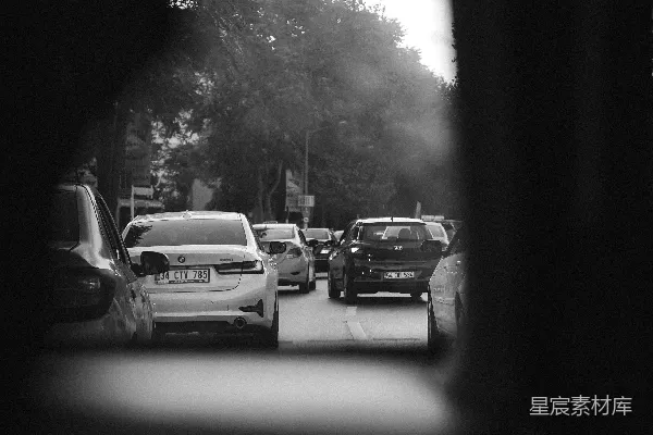 高清摄影 黑白照片中的道路车辆