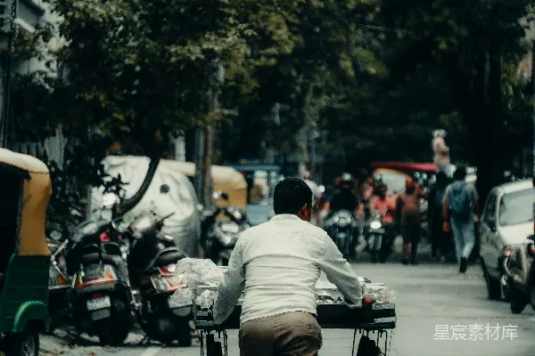 高清摄影 一个人骑着自行车