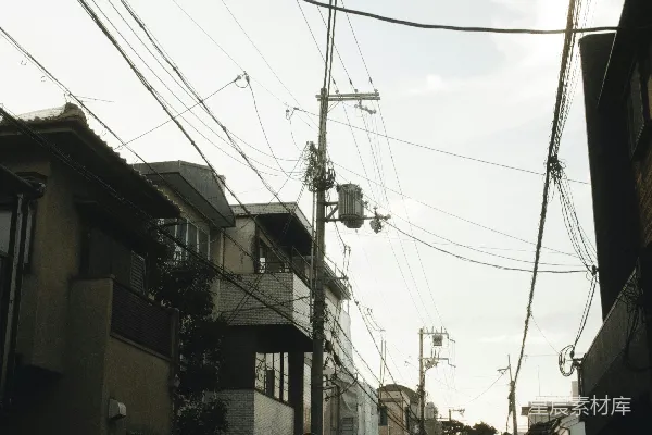 高清摄影 一条两旁是高楼大厦和电线的街道