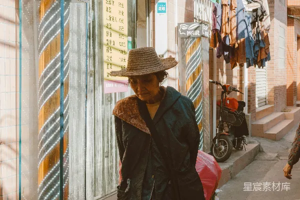 高清摄影 一个男人在街道上走过一家商店旁边。