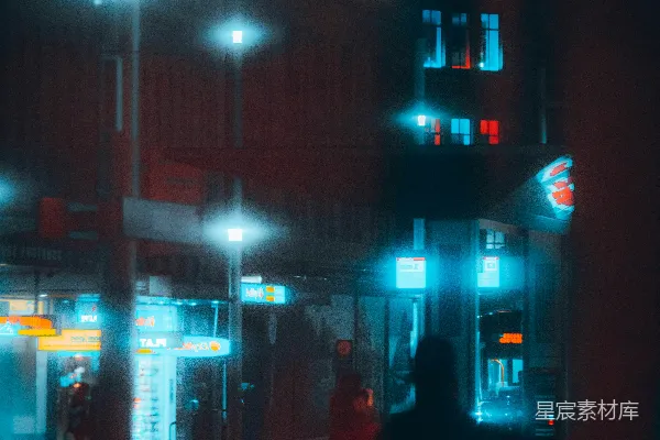 高清摄影 穿着黑色外套的男人在夜间走在人行道上。