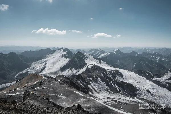 山顶上俯瞰的山脉景象