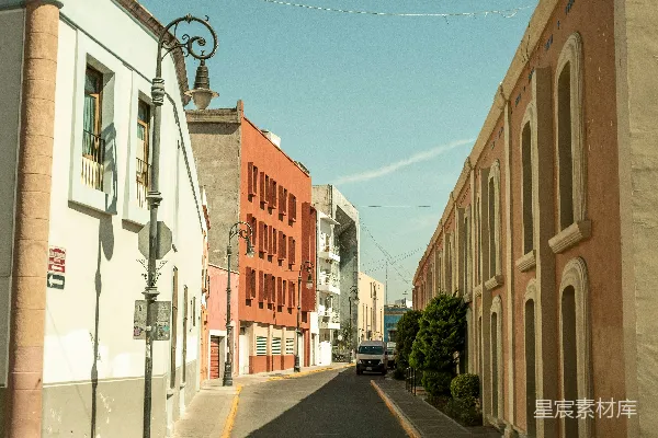 高清摄影 一条街道，边上画了一条黄色的线。