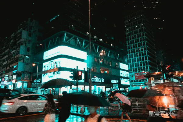 高清摄影 人们在夜间在人行道上行走。